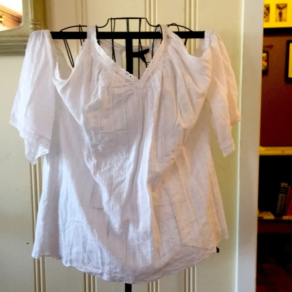 DG2 Diane Gilman NWT cold shoulder blouse!